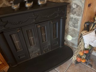Chimenea de leña negra y gris