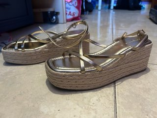 Sandalias doradas con plataforma Talla 39