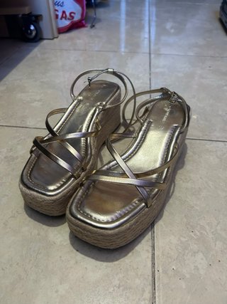 Sandalias doradas con plataforma Talla 39