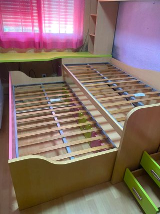 Habitación juvenil con cama nido y escritorio