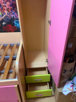 Habitación juvenil con cama nido y escritorio