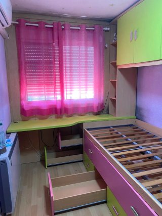 Habitación juvenil con cama nido y escritorio