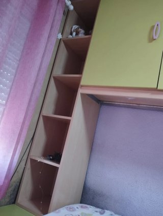 Habitación juvenil con cama nido y escritorio