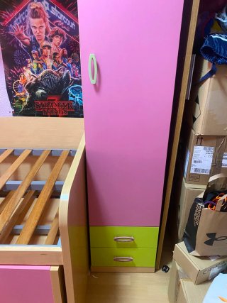 Habitación juvenil con cama nido y escritorio