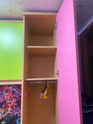 Habitación juvenil con cama nido y escritorio