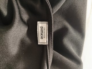 Vestido negro asimétrico con volantes