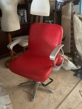 Sillón de peluquería rojo