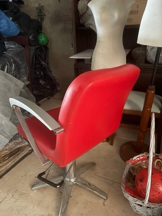 Sillón de peluquería rojo