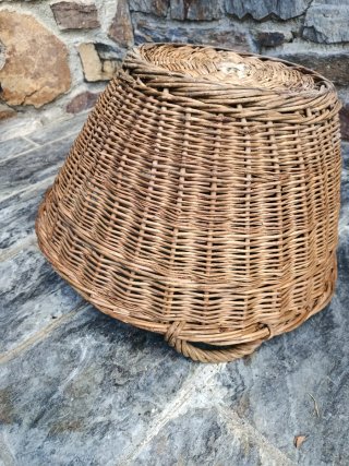 Cesta antigua de mimbre