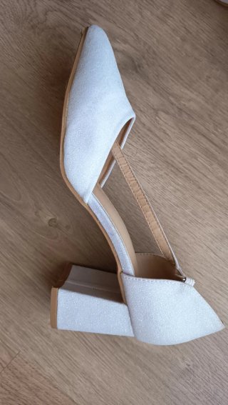 Zapatos blancos de tacón con tira