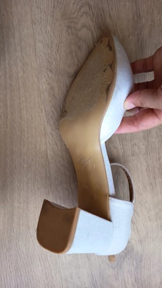 Zapatos blancos de tacón con tira