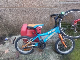 Bicicleta infantil azul y naranja