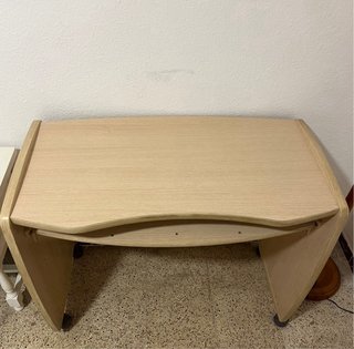 Escritorio de madera con ruedas