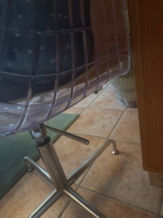 Silla transparente con base metálica
