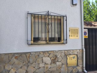 Ventana aluminio dorada con persiana integrada