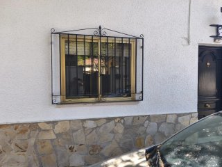 Ventana aluminio dorada con persiana integrada
