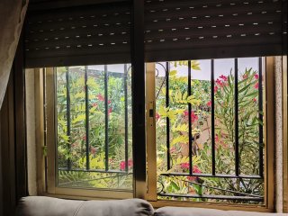 Ventana aluminio dorada con persiana integrada