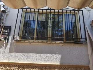 Ventana aluminio dorada con persiana integrada