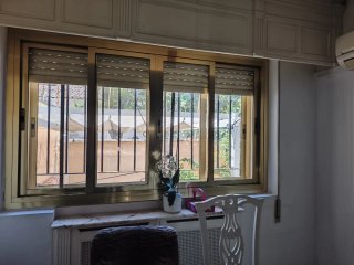 Ventana aluminio dorada con persiana integrada