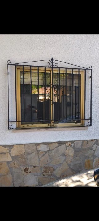 Ventana aluminio dorada con persiana integrada