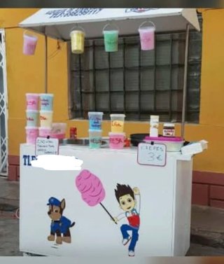Carrito de algodón de azúcar rosa y blanco