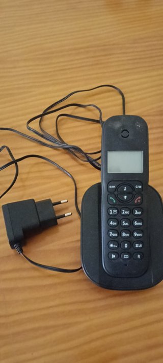 Teléfono Inalámbrico Negro con Base y Cargador