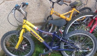 Bicicleta infantil amarilla y azul
