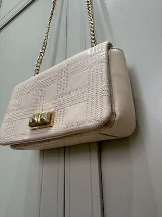 Bolso de hombro rosa con cadena dorada