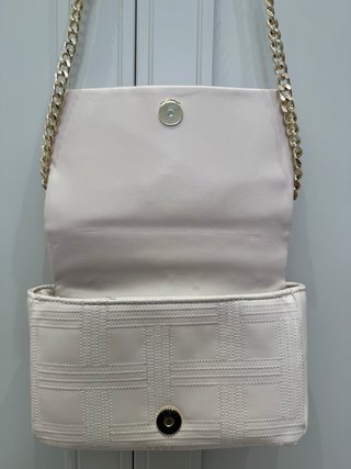 Bolso de hombro rosa con cadena dorada