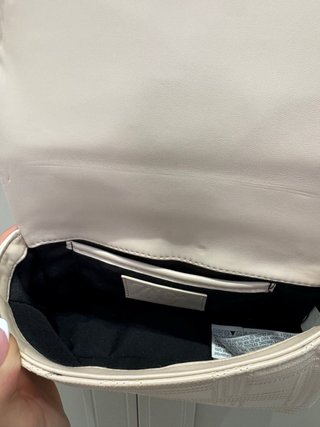 Bolso de hombro rosa con cadena dorada