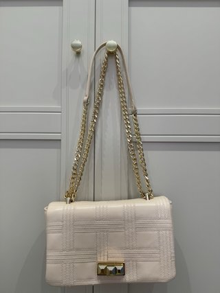 Bolso de hombro rosa con cadena dorada
