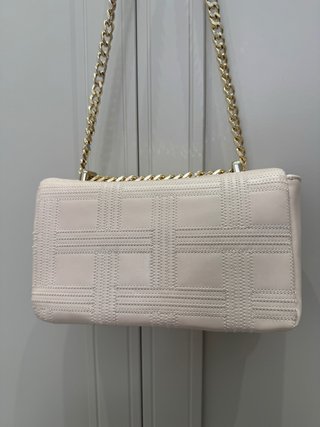 Bolso de hombro rosa con cadena dorada