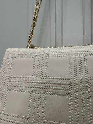 Bolso de hombro rosa con cadena dorada