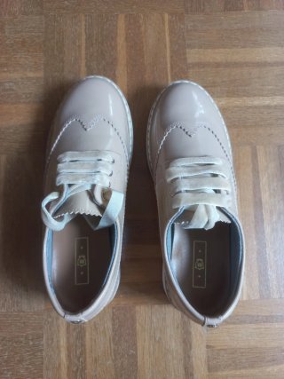 Zapatos charol niña beige.TALlA 32.