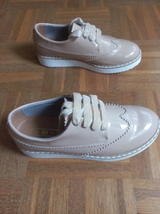 Zapatos charol niña beige.TALlA 32.