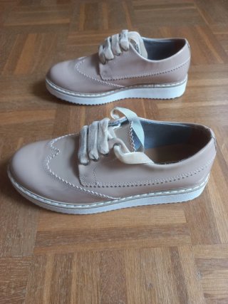 Zapatos charol niña beige.TALlA 32.
