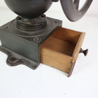 MACINACAFFE ANTICO IN GHISA CON VOLANO 1800