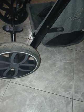 Carrito de bebé gris