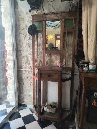 Mueble antiguo de madera y cristal