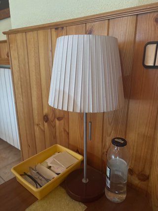 Lámpara de mesa beige y marrón