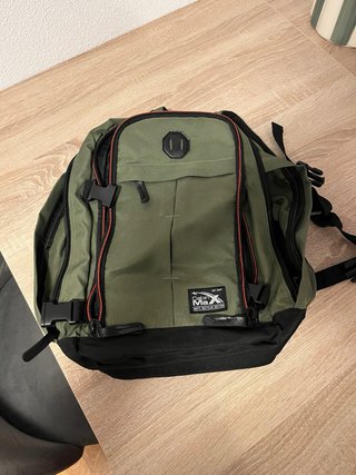 Mochila Cabin Max Verde y Negra