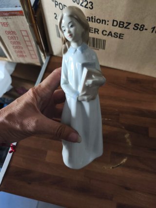 Figura porcelana chica con libros