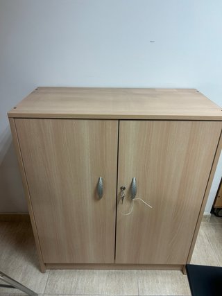 Armario de madera beige con cerradura
