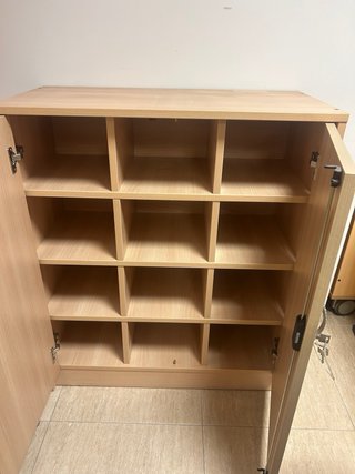 Armario de madera beige con cerradura