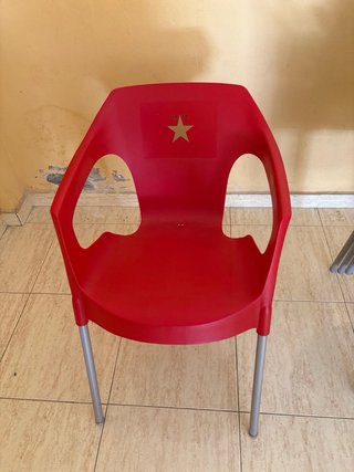 Silla de jardín roja y plateada Tengo 7 unidades .