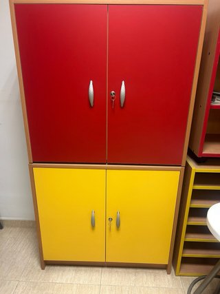 Armario haya puertas rojas