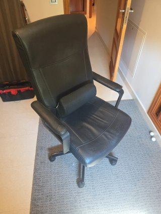 Silla de escritorio ergonómica negra