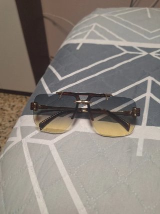 Gafas de sol marrones y amarillas