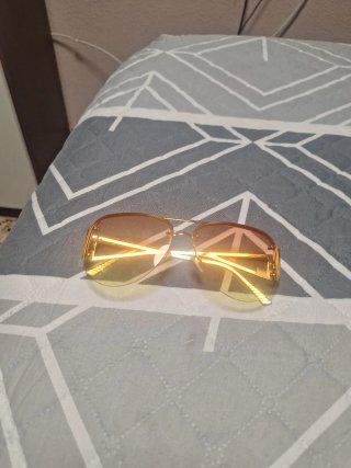 Gafas de sol doradas y amarillas