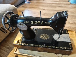 Máquina de coser Sigma antigua con base madera